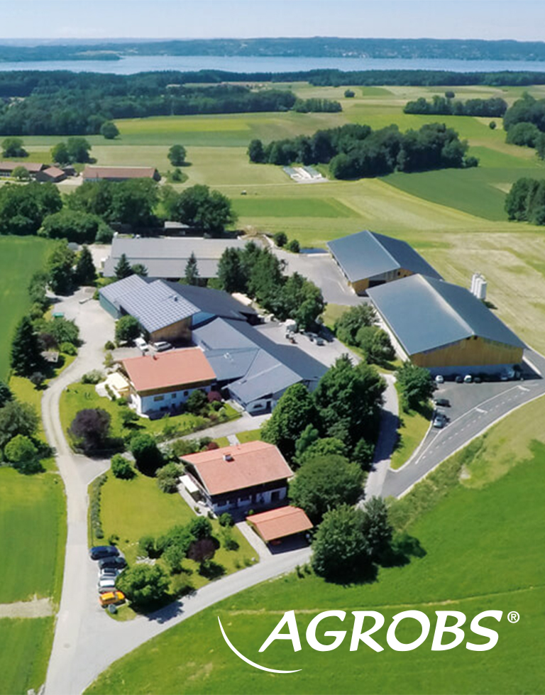 AGROBS-Logo und der Rauscherhof im Hintergrund