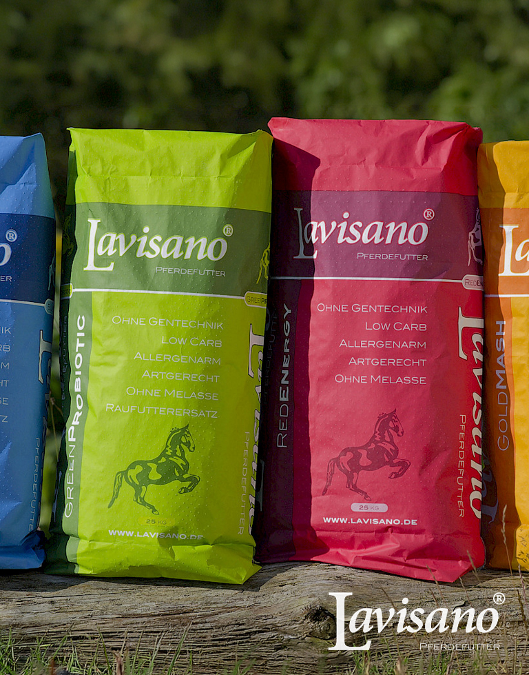 Lavisano-Logo sowie vier Säcke Lavisano-Pferdefutter im Hintergrund